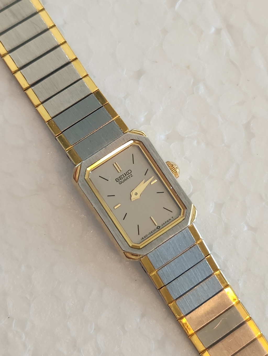 Vintage Seiko 1e20 5520 Gold And Silver Rectangular Tiny Quartz Watch